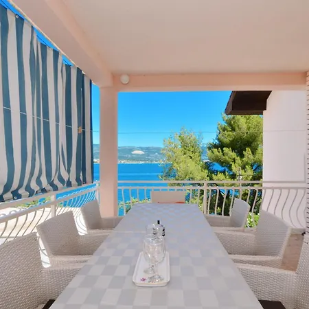 Alduk With Terrace And The Sea View 아파트 트로기르